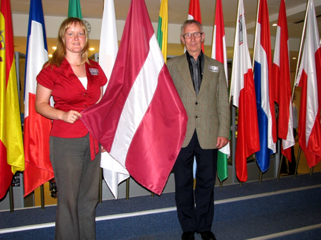 Solvita Lauzēja un Jānis Mikulāns Eiropas Parlamenta ēkā Briselē pie Latvijas karoga.
Autors: Vilnis Auzāns