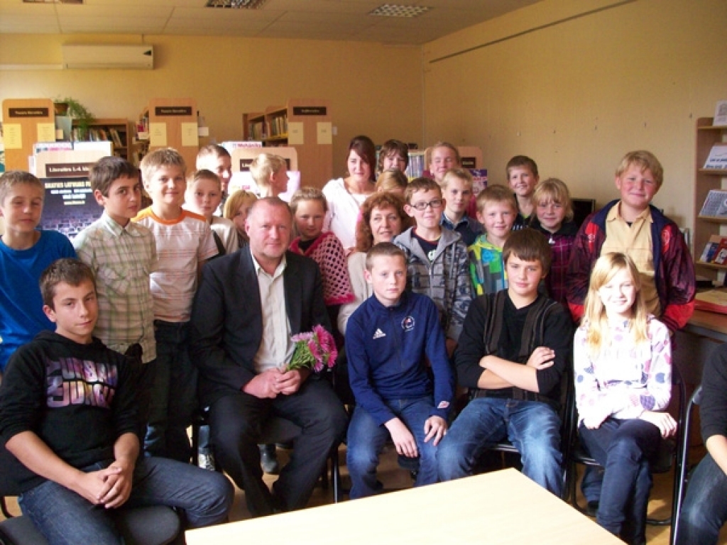 Rīgas ostas locis Sergejs Mašiņenkovs ar tikšanās dalībniekiem Iecavas bērnu bibliotēkā.
Autors: No albuma.