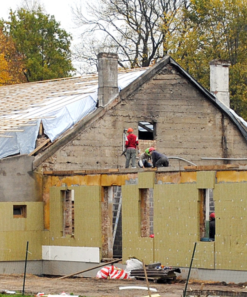 Šonedēļ tautas nama korpusa jumts tiek gatavots skārda plātņu seguma ieklāšanai, bet korpusa sienas jau ir siltinātas. 
Autors: Juris Iļņickis