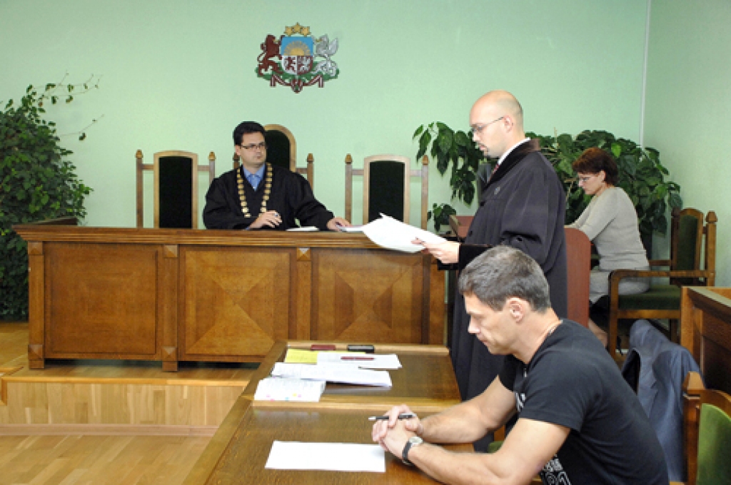 Daiņa Grabovska (priekšplānā) advokāts Jānis Mucenieks (stāv) tiesai norādīja, ka vispārīgie tiesību principi un Tiesībsarga atzinums iedrošinājuši Grabovski cīnīties par tiesībām publiski paust savu viedokli.     
Autors: Ivars Bogdanovs