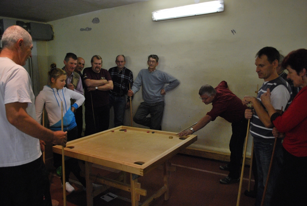 Sportistu uzmanību piesaistījusi Jāņa Brazauska (no kreisās) un Daiņa Pavilona spēle. 
Autors: Uldis Varnevičs