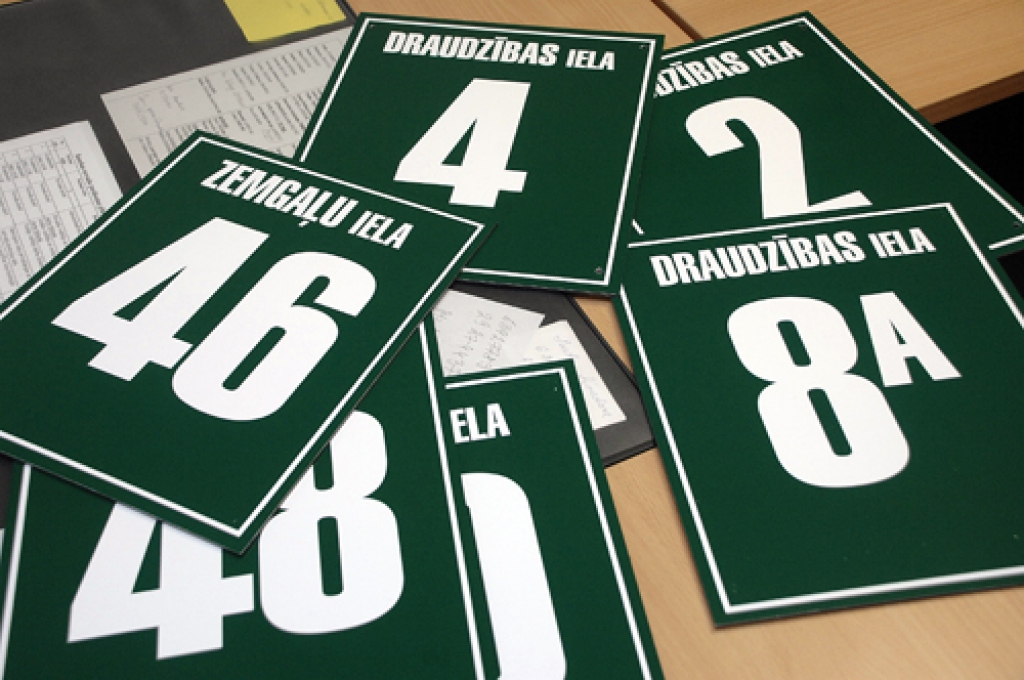 Codes ciemos visām ielām un tajās esošajām mājām pašvaldība izgatavojusi vienādas, standartiem atbilstīgas plāksnītes. 
Autors: Ivars Bogdanovs