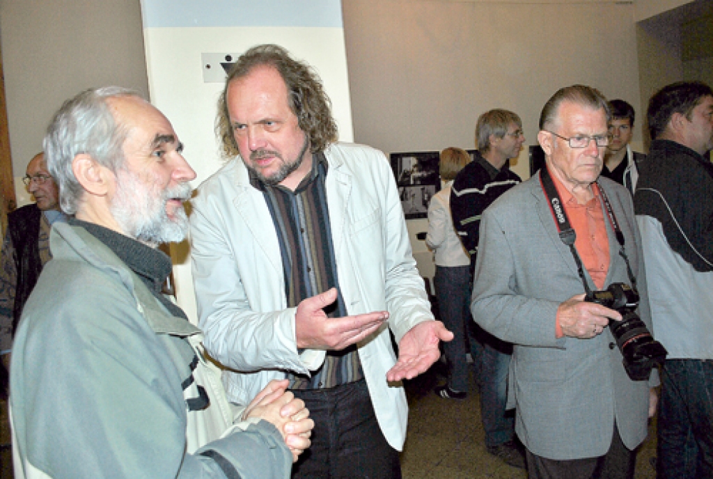 Jūrmalas fotostudijas «Aspazija» vadītājs Andris Sīmanis (vidū) diskutē ar Imantu Klīdzēju (no kreisās) no Salacgrīvas. 
Autors: Uldis Varnevičs