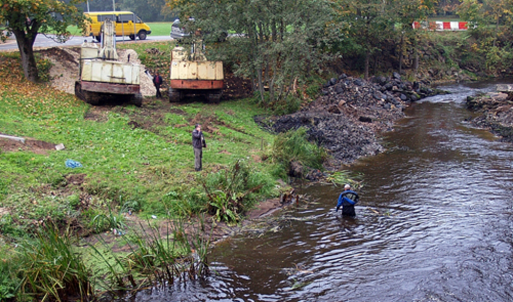 Iecavas upes nobrukušā krasta remontu sāk ar dambja jaukšanu pie tilta, lai iztaisnotu galveno straumi.
Autors: Antra Ērgle