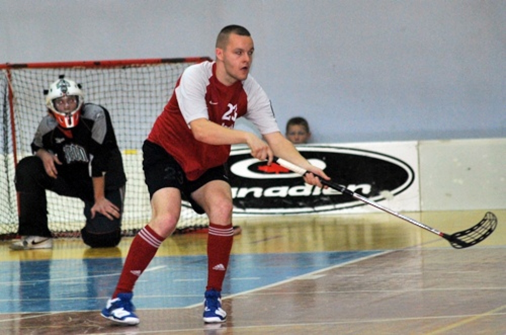 FK «Bauska» florbolists Toms Rozentāls gūst pirmos vārtus mājas spēlē. 
Autors: Uldis Varnevičs