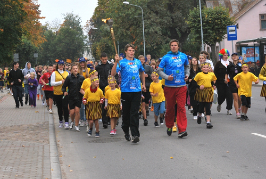 «Olimpiskās dienas 2011» dalībnieki dodas skrējienā pa Uzvaras ielu. Priekšgalā ar lāpu – Ģirts Dubinskis. 
Autors: Uldis Varnevičs