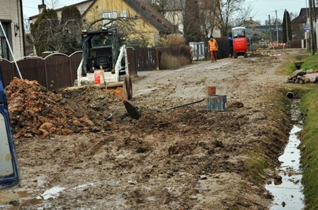 Līdz pat nākamā gada beigām mūsu pilsētas ielās notiks ūdenssaimniecības rekonstrukcijas darbi. Diemžēl tie ir atnesuši ne tikai pozitīvas cerības par ērtībām, kādas sagaidīsim pēc darbu beigām, bet arī daudz negatīvu novērojumu saistībā...
Autors: Uldis Varnevičs