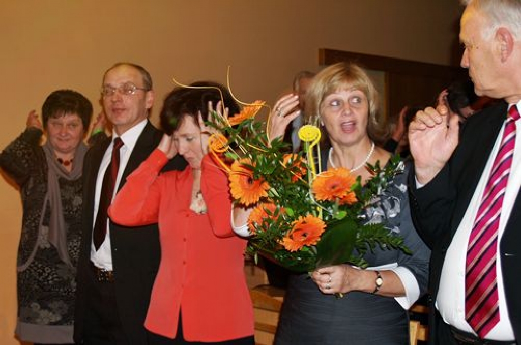 Iecavas vidusskolas 135 gadu jubilejas sarīkojums piektdien, 25. novembra vakarā, līksmā noskaņā pulcēja bijušos audzēkņus, pedagogus un darbiniekus. Jubilāru kolektīvu sveica kolēģi no citām novada izglītības iestādēm.

