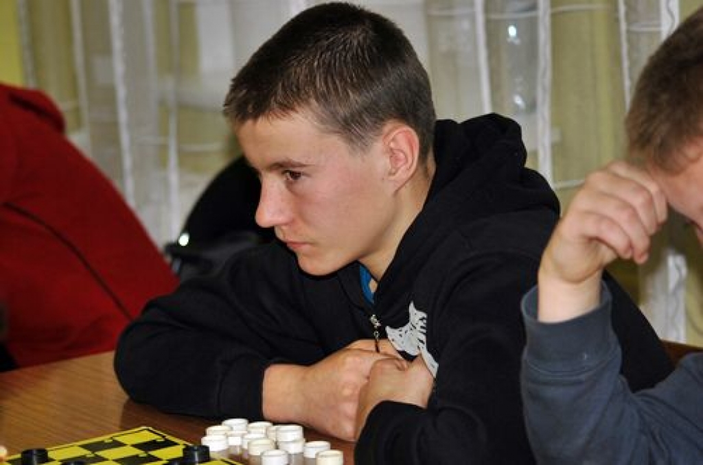 Bauskas novada atklātā olimpiāde jauniešiem noslēdzās piektdien, 25. novembrī, ar simtlauciņu dambretes turnīru. 

Pilsrundāles vidusskola plūca laurus komandu cīņās gan zēnu, gan meiteņu grupās. Otrās vietas abās grupās izcīnīja Mežgaļu...
Autors: Uldis Varnevičs