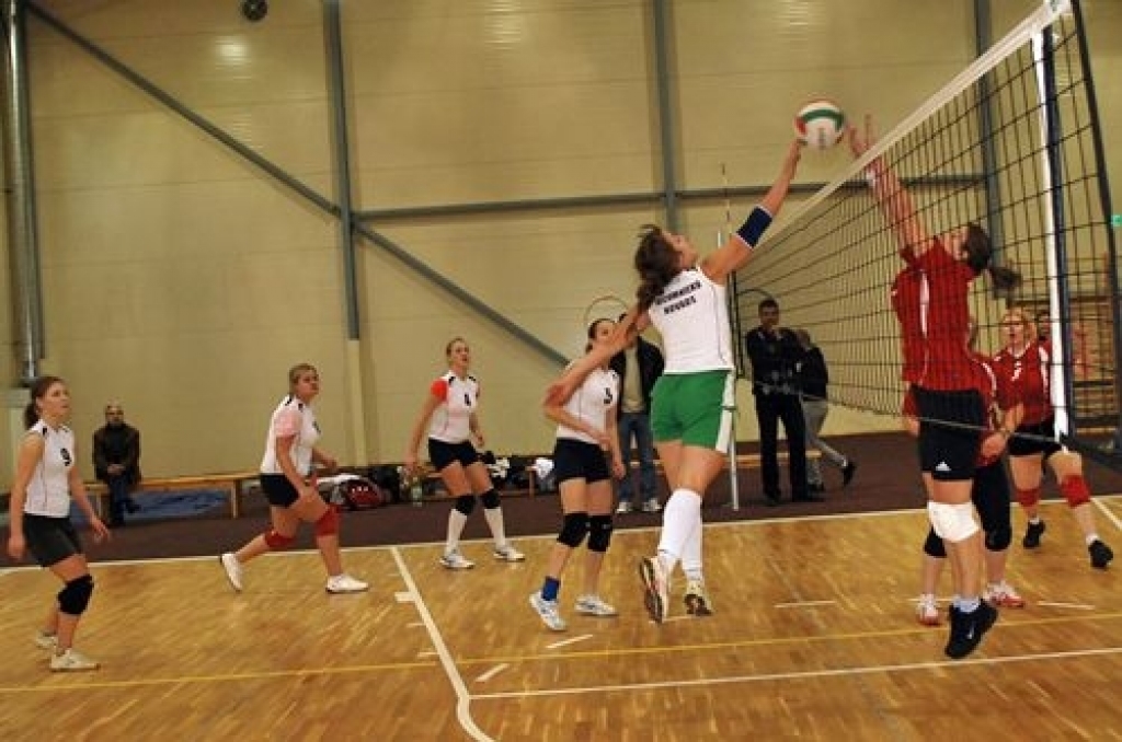 Ar Mežotnes pirmās komandas uzvaru noslēgusies sporta centra «Mēmele» kausa izcīņa volejbolā sievietēm, kas notika Griķu pamatskolas sporta zālē 19. novembrī. 

Sporta centra «Mēmele» kausa izcīņā volejbolā sievietēm vietu sadalījums: 

1....
Autors: Uldis Varnevičs