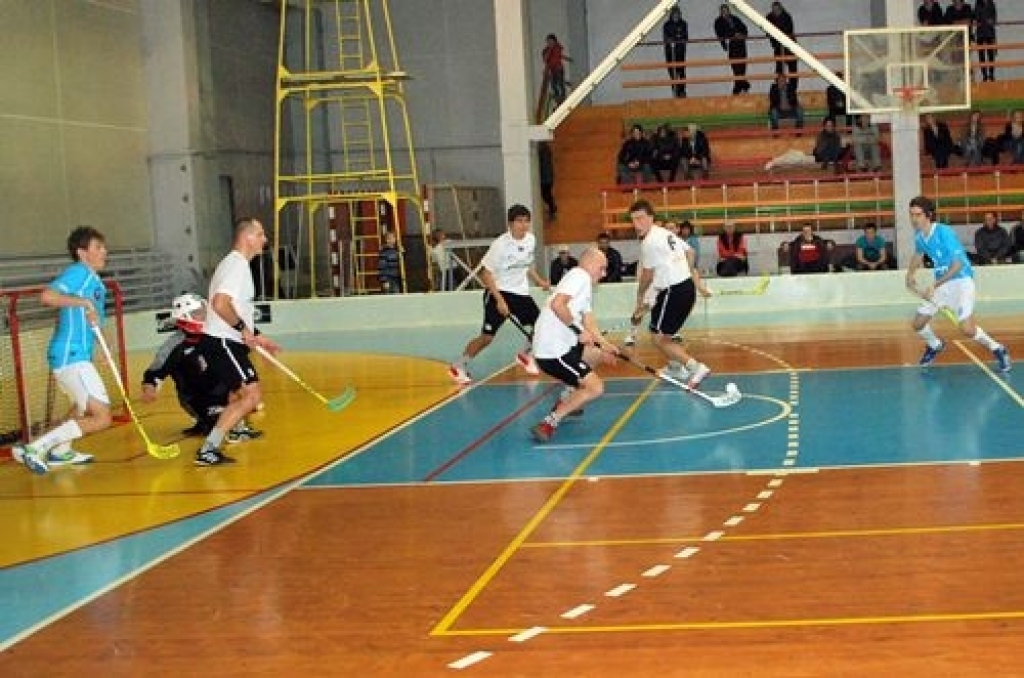 Aizvadītajā nedēļas nogalē mūsu florbola klubs «Bauska» mājās guva uzvaru, pieveicot Cēsu «Lekringu» ar rezultātu 7:3, pēc tam 20. novembrī piekāpās viesos Liepājas «Kurši» komandai ar rezultātu 5:7. 
Baušķenieki Liepājā labi aizvadīja...
Autors: Uldis Varnevičs