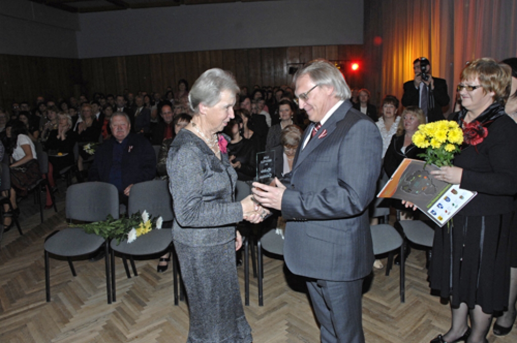 Ģimeniski un sirsnīgi, pateicoties vietējiem cilvēkiem par viņu līdzdalību novada dzīvē, - tā Latvijas valsts proklamēšanas dienu 18. novembrī atzīmēja Rundālē. 
Autors: Ivars Bogdanovs