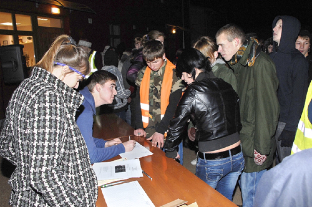 Valsts svētku priekšvakarā, 17. novembrī, Bauskas ielās risinājās jauniešiem domāts pasākums – rudens nakts skrējiens «Vietējais latvietis», ko organizēja Bauskas bērnu un jauniešu centrs (BJC) un jaunatnes lietu speciāliste Solvita...
Autors: Ivars Bogdanovs