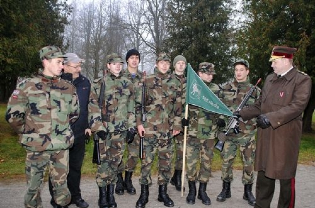 Vecumnieku novada Skaistkalnes vidusskolā 11. novembra rītā svinīgi pieminēja Lāčplēša dienu. Pirmais skaistkalniešus uzrunāja atvaļinātais brigādes ģenerālis Juris Vectirāns. Skaistkalnes jaunsargu parādi vadīja 12. klases skolnieks Jānis...
Autors: Juris Iļņickis