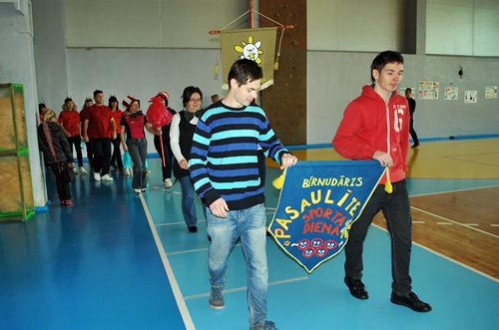 Bauskas pilsētas pirmsskolas izglītības iestāde (PII) «Pasaulīte» 5. novembrī rīkoja audzēkņu vecāku Sporta dienu. Pasākumu vadīja PII «Pasaulīte» sporta skolotāja Brigita Iļjina. Viņa arī tiesāja sacensības lēkšanā ar virvi.


Autors: Uldis Varnevičs