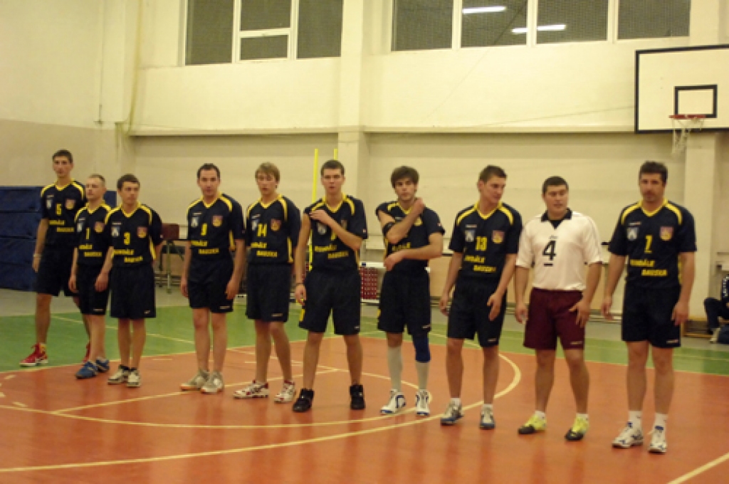 «Rundāle/Bauska» volejbola komanda 2. novembrī Pilsrundāles vidusskolas sporta zālē uzņēma viesus no Rīgas - Latvijas Universitātes komandu. Spēle noslēdzās ar rezultātu 3:0 mūsu volejbolistu labā. 
Autors: Ivars Bogdanovs