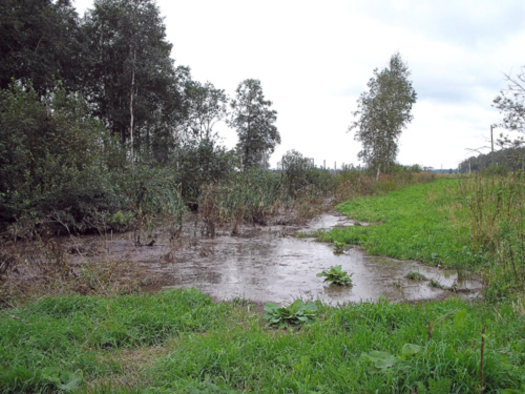 Šķidrā mēslojuma noplūdi var novērst, uzbūvējot drošas glabātavas.