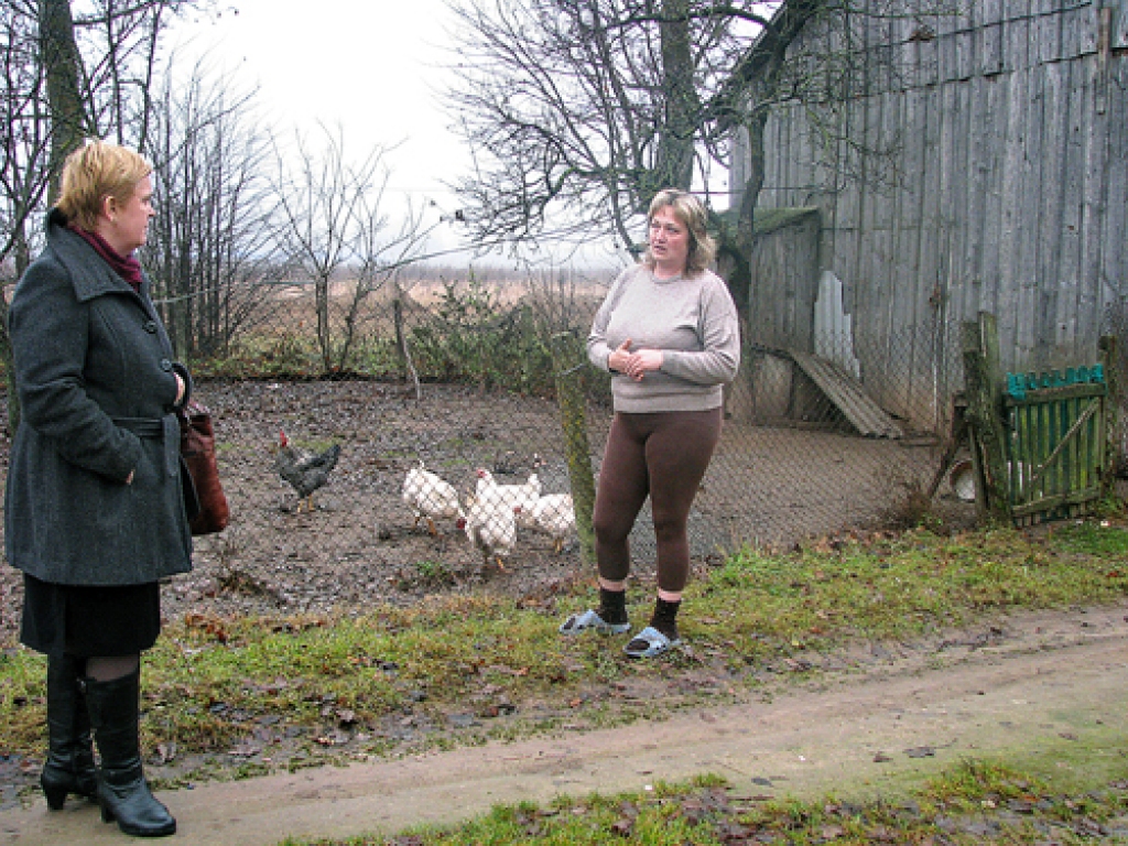 Brunaviete Mārīte Tarvida (no labās) par nodarīto postu stāsta pagasta pārvaldes vadītājai Baibai Marčenkovai. 