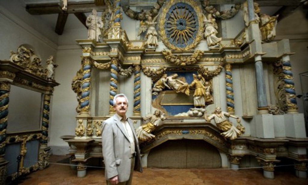 Lestenes baznīcas altāra izglābtie kokgriezumi bija eksponēti Rundāles pils muzejā, stāsta muzeja direktors Imants Lancmanis. 