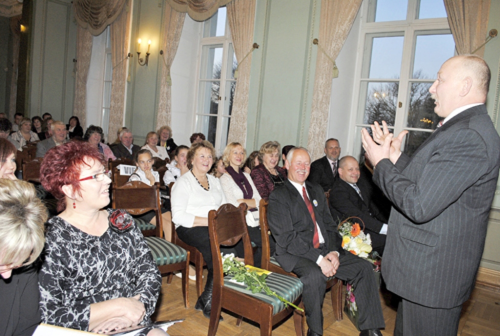Vladimira Iļjina, bijušā Mežotnes pamatskolas direktora, humorpilnajās atmiņās ieklausās izglītības iestādes vadītāja Daina Lapkovska (otrā no kreisās), pagasta pārvaldes vadītājs Oļģerts Līkais (trešais ko kreisās), kolēģi un absolventi. 