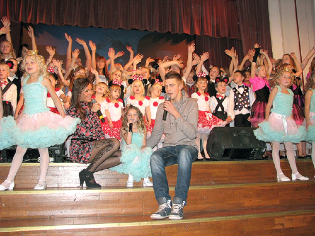 Vokālās studijas «Miljons» albuma «Skaiti līdz miljons» prezentācijas koncerta viesi – Inga Karpiča un Mārtiņš Jātnieks.