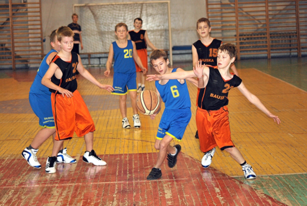 Bauskas sākumskolas puiši (melni oranžos tērpos) izšķirīgajā cīņā uzvarēja Bauskas pamatskolas komandu. 