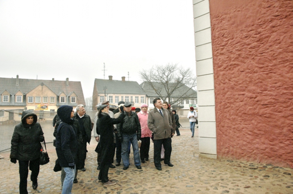 Par Rātsnamu stāsta vēsturiskās ēkas rekonstrukcijas projekta autore arhitekte Irēna Bākule (centrā).