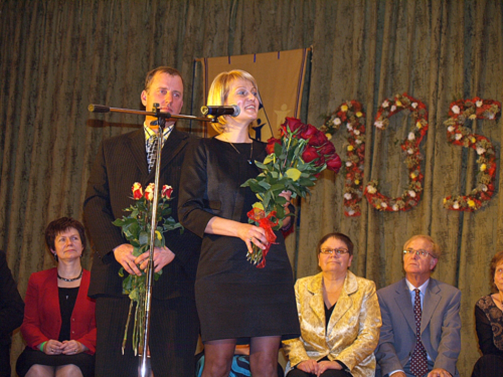 Ilze Kalniņa un Gunārs Naļivaiko sveic Iecavas vidusskolu 135 gadu jubilejā svinīgajā sarīkojumā 25. novembrī. 