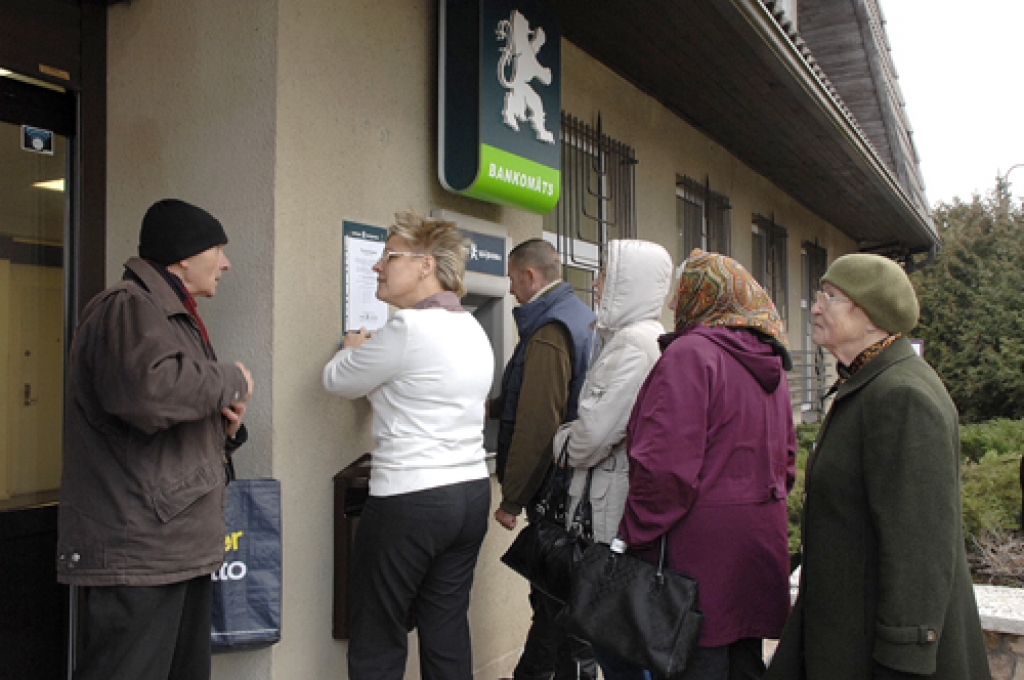 Anda Jākobsone, Krājbankas Bauskas klientu apkalpošanas centra vadītāja, atjauno kredītiestādes administrācijas pēdējo paziņojumu. Viņai jautājumus steidz uzdot Kārlis Bēka no Rundāles novada Svitenes.