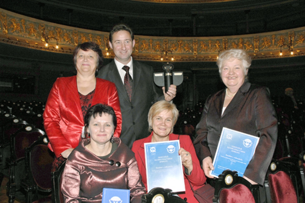 Bijušās Bauskas 1. vidusskolas, tagad Bauskas Valsts ģimnāzijas, pedagogi Aija Bildjuga (pirmajā rindā no kreisās), Ināra Graudiņa, Malda Ignatjeva, Vija Cerusa un direktors Raimonds Žabovs lepni par sava un skolēnu darba augsto vērtējumu.