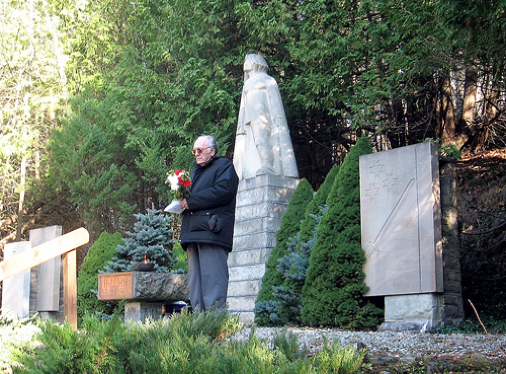 11. novembrī ziedus pie patriotu pieminekļa noliek Latviešu Nacionālās apvienības Kanādā pārstāvis Arvīds Kalupnieks.