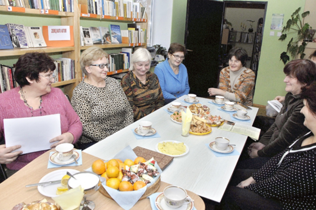 Jumpravā Ziemeļvalstu bibliotēku pēcpusdienu vadīja Aija Zoliņa (no kreisās). Sarīkojumā piedalījās Silvija Rikmane, Ārija Gabrāne, Skaidrīte Šulca, Līvija Austruma, Jolanta un Ņina Šilbergas, Mārīte Čornaja. 