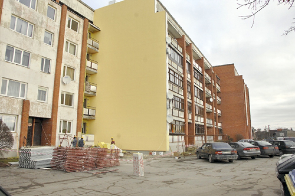 Kareivju ielas 3. nama dienvidu fasādi celtnieki siltina jau divas nedēļas. 