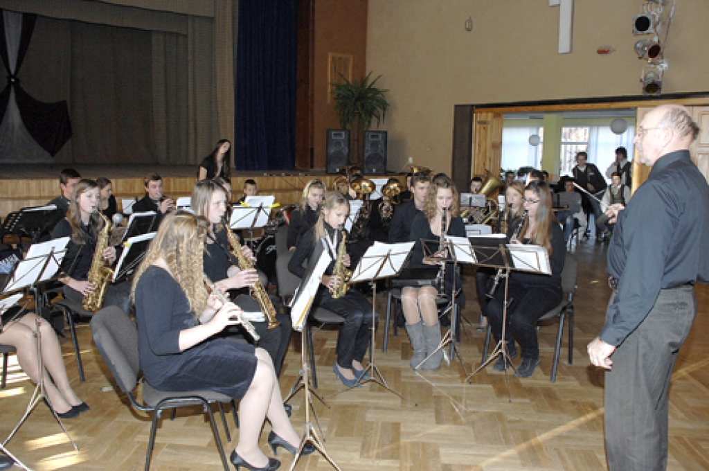 Pūtēju orķestris «Skaistkalne» muzicē Misas tautas namā.