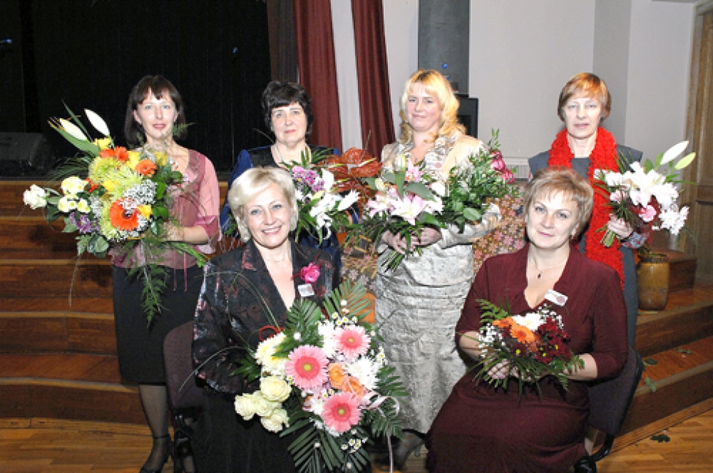 Titula «Bauskas novada gada skolotājs» ieguvējas: Daiga Vīlipa (pirmajā rindā no kreisās) un Inta Šarikova, Ligita Zeibote (otrajā rindā no kreisās), Rita Straumīte, Sarmīte Zandere un Ilze Jume.