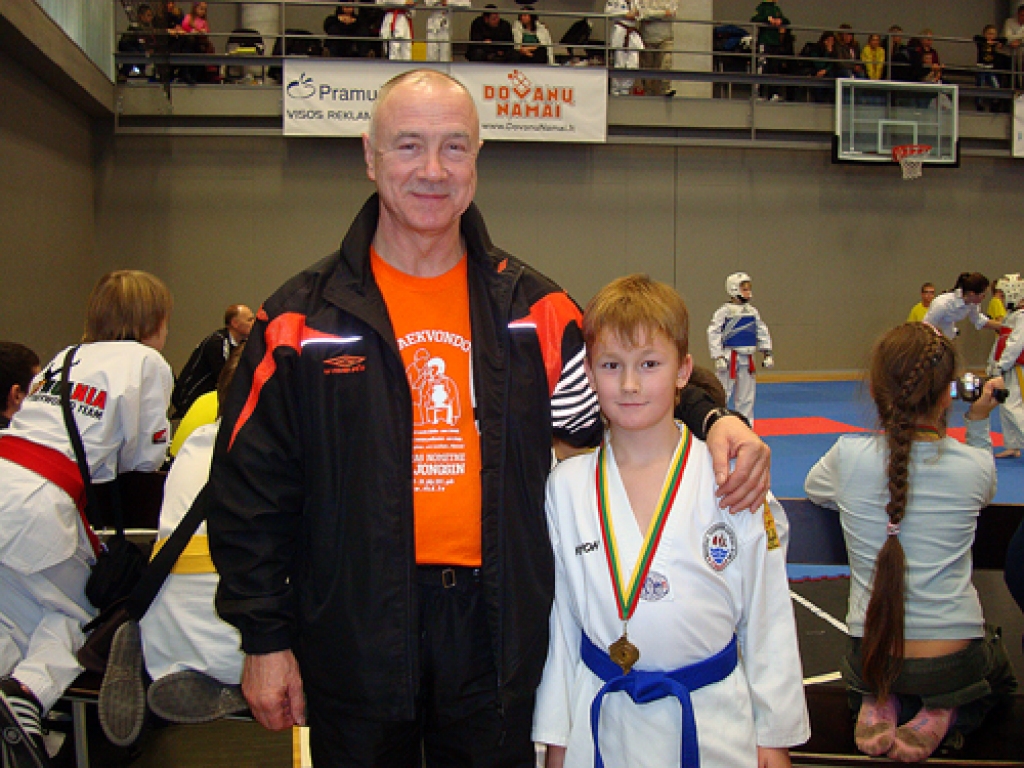 Aksels Griba kopā ar treneri Sergeju Kirtovski. Jaunais sportists starptautiskās sacensībās Šauļos izcīnīja zelta medaļu. 