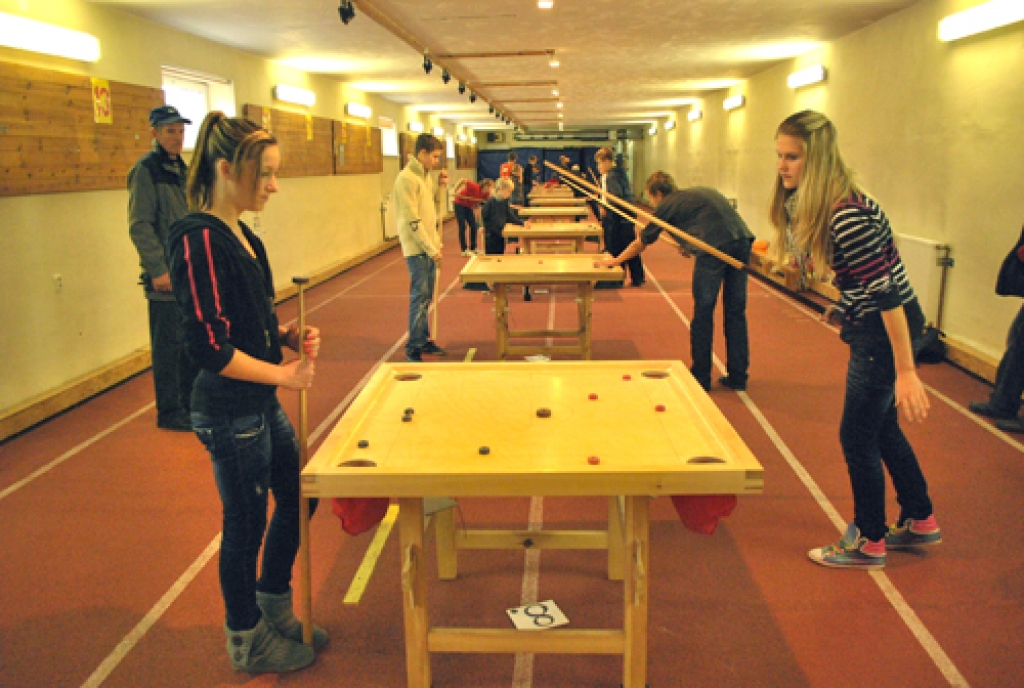 Diāna Dalbe (no kreisās) uzvarēja 13 līdz 15 gadu vecu sportistu grupā. 