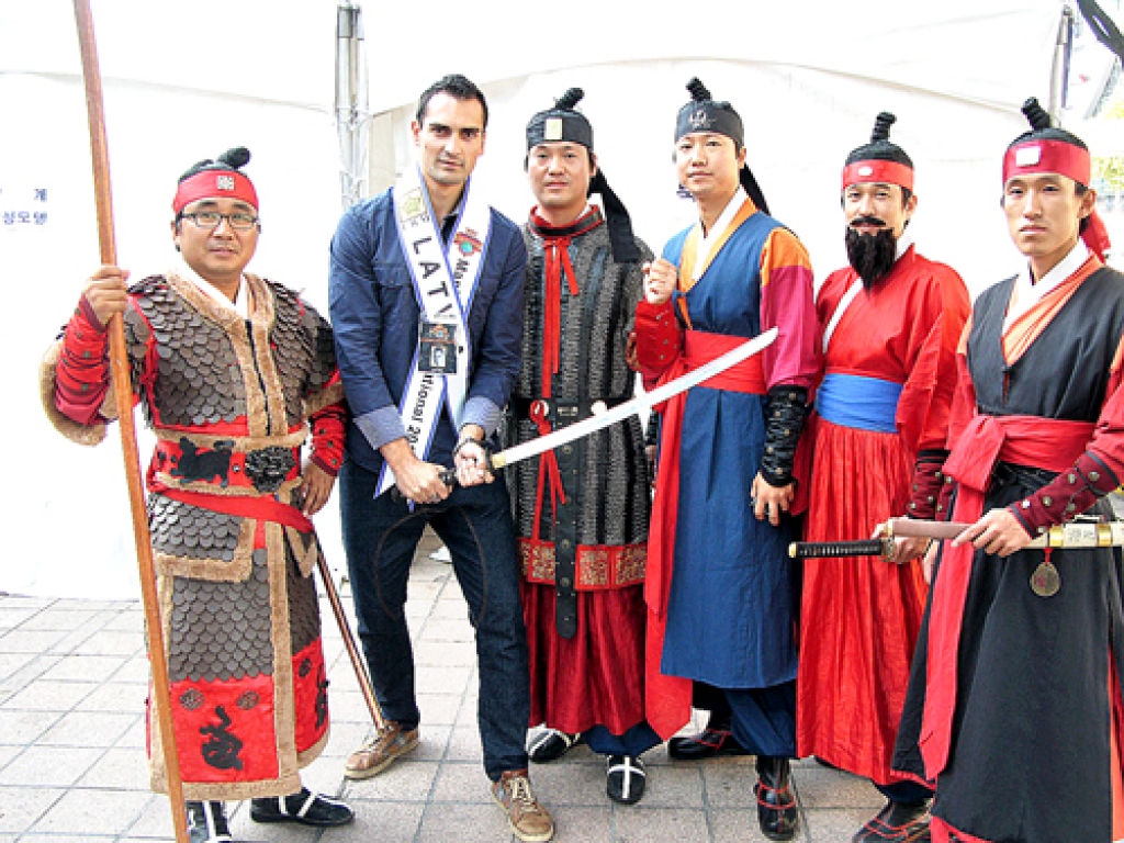 Tie gan nav īsti samuraji, bet aktieri. Oskars Lauva ar viņiem modes festivāla skatuves aizkulisēs. 