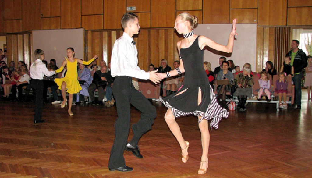 Uzstājas Liene Lote Kalniņa no Bauskas Valsts ģimnāzijas un iecavnieks Uvis Dredžels. 