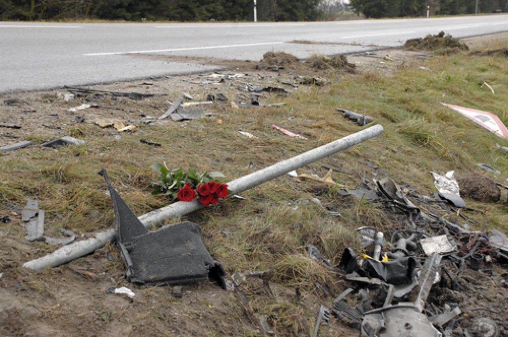 Codē notikušās traģiskās avārijas vietā bojā gājušo piemiņai gulst ziedi. 