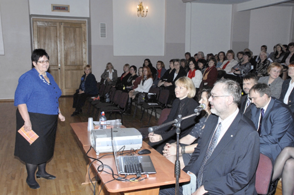 Andris Vilks (priekšplānā no labās), LNB direktors, semināra dalībniekus iepazīstināja ar Nacionālās bibliotēkas jaunās ēkas saturu. 