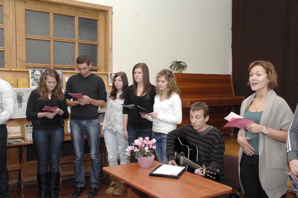 Bauskas Valsts ģimnāzijas 12.b klases audzēkņus uzrunājusi Aleksandra Čaka dzeja. Savas izjūtas viņi atklāj kopīgā dziesmā. 