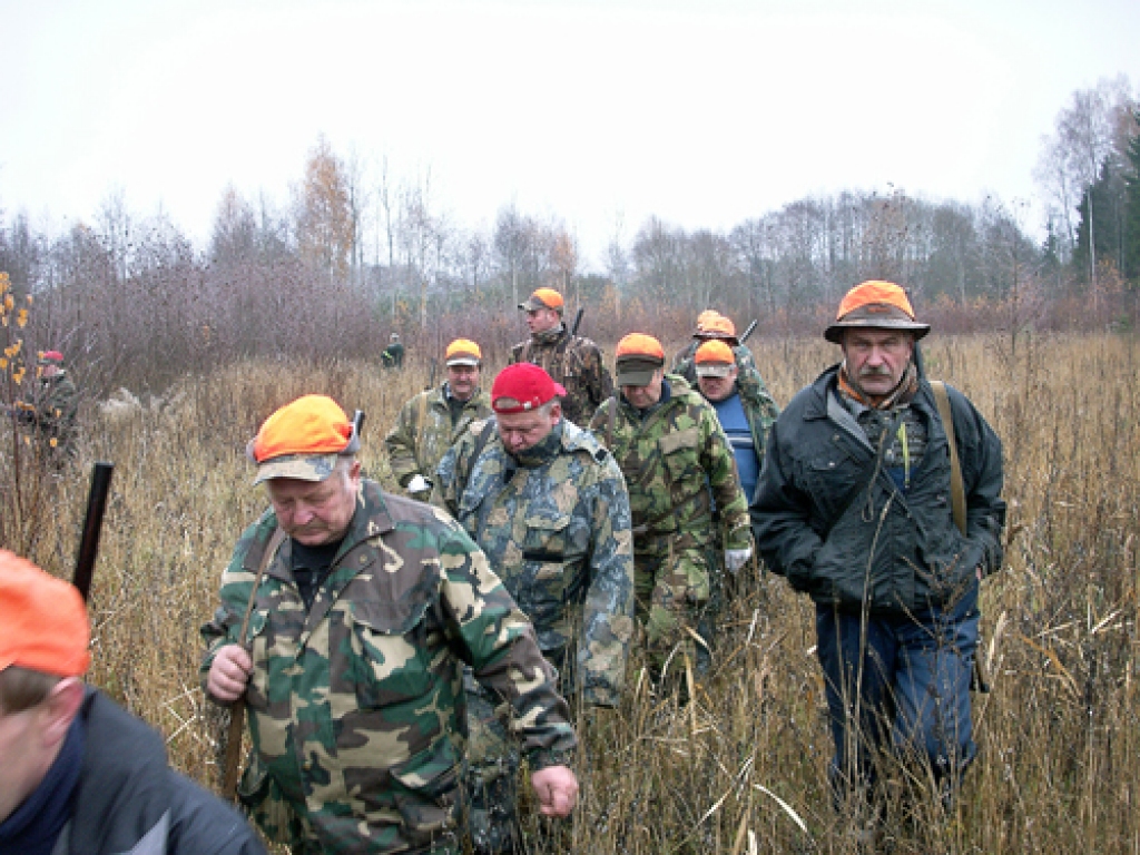 Medību kolektīva «Irši» vīri dodas kārtējās dzinējmedībās.