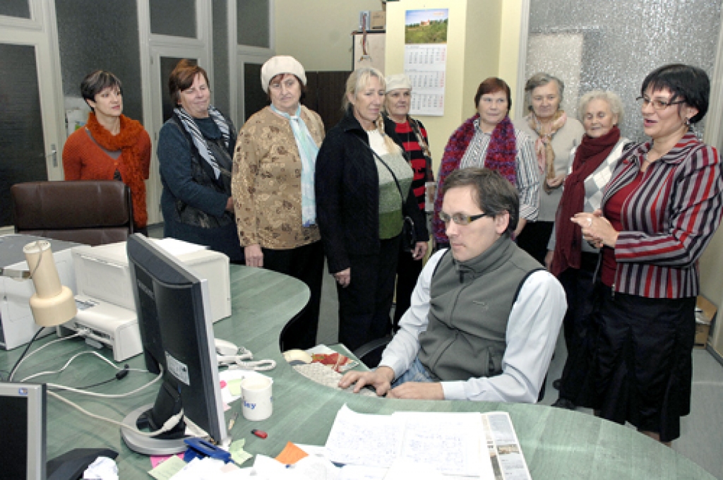Kā top laikraksts? To seniorēm atklāj «Bauskas Dzīves» galvenā redaktore Anita Rozentāle (no labās) un žurnālists Uldis Varnevičs (priekšplānā). Kopā ar atbalsta grupu redakciju apmeklēja arī psiholoģe Ērika Pulkstene (no kreisās). 
