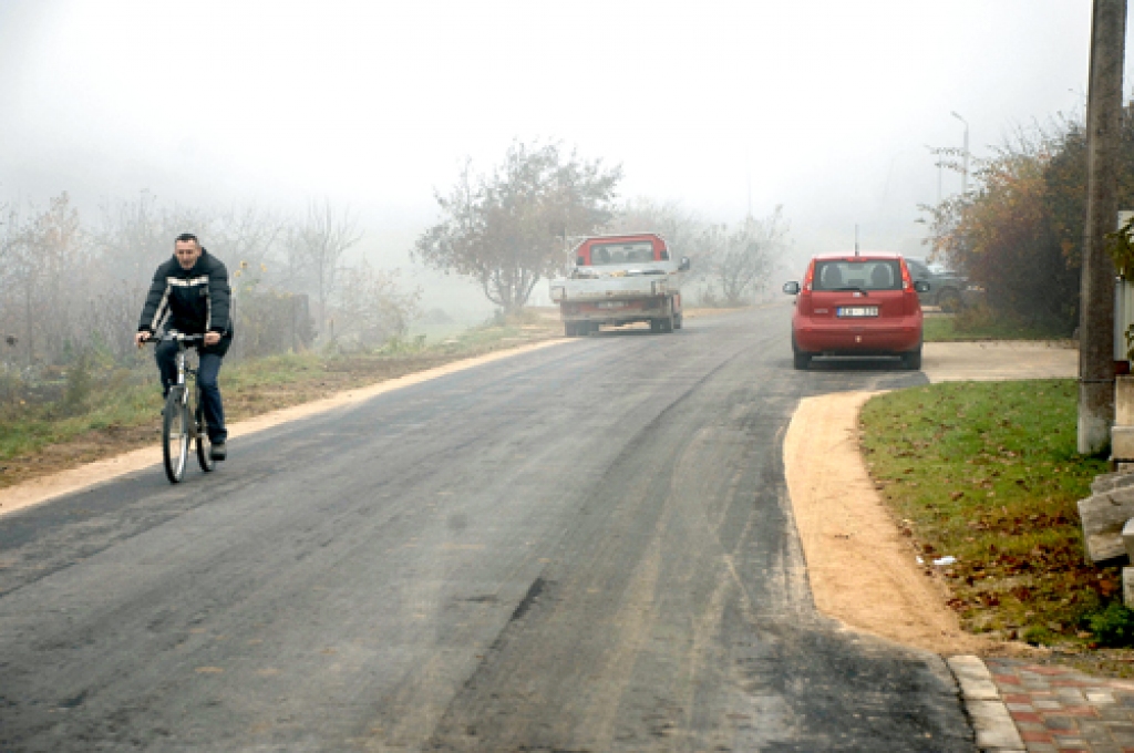 Bērzkalnu ciemata Rožu ielā tagad ir asfalts.