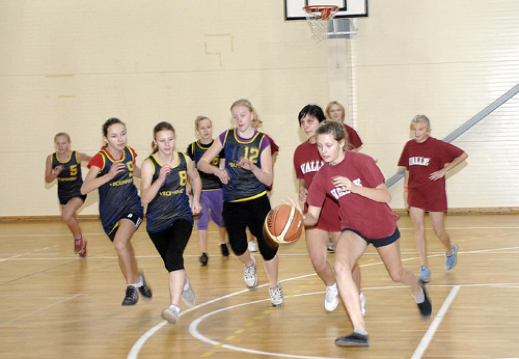 Basketbola spēlē tiekas Valles un Vecumnieku vidusskolas meiteņu komandas. 