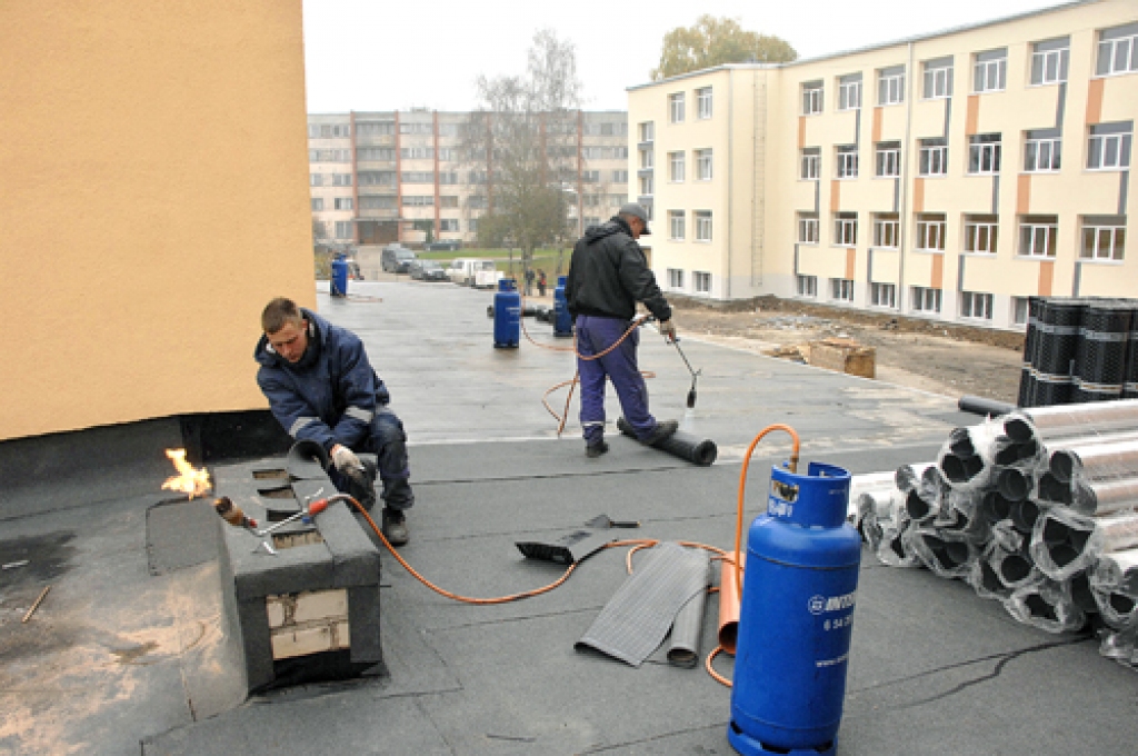 SIA «RD BŪVNIEKS» celtnieki veic pēdējos Saulaines profesionālās vidusskolas mācību korpusa un sporta zāles siltināšanas darbus.