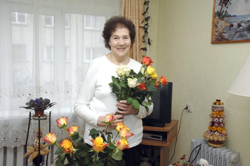 Veltai Rūtiņai draugi no kora «Sarma» sadāvināja daudz puķu un kopīgi nodziedāja dziesmu «Baltā roze». 