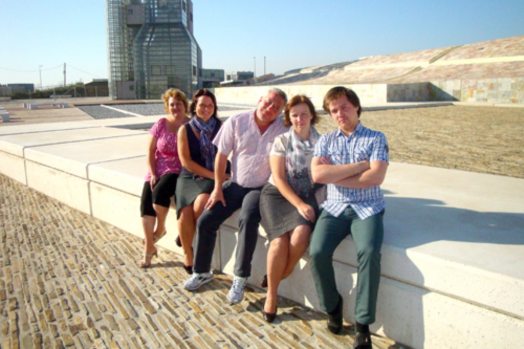 Ceļotāji – Ilona Grīnberga (no kreisās), Vita Lauciņa-Veinere, Solvita Dārziņa, Mihails Haļitovs – ar skolas Lamas de Abade kolēģi Pepi vidū pie nacionālās bibliotēkas ēkas Santjago de Kompostelā.