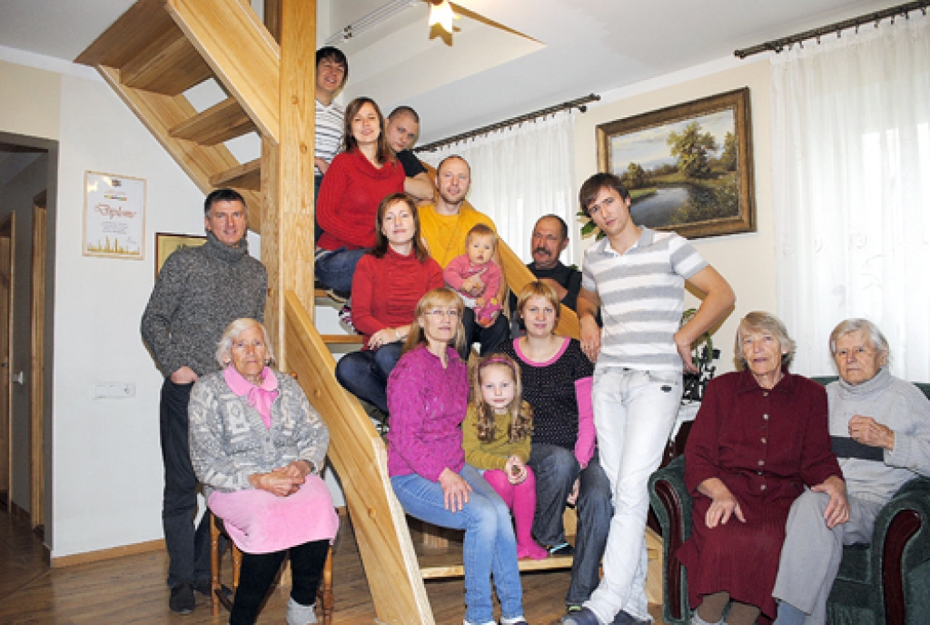 Kuplā Koku saime četrās paaudzēs: dzimtas dvēsele Baiba Koka un galvenais balsts Andris, ģimenes atmiņa un siltās rokas – Baibas vecāki Arnolds un Skaidrīte, viņas māsa Mirdza, jaunie un stiprie – Enno, Līga un Māris, Mārtiņš un Ilvija, Ilze un Filips, pastarītis Kristaps. Mājas prieks – Karlīne un Katrīna.